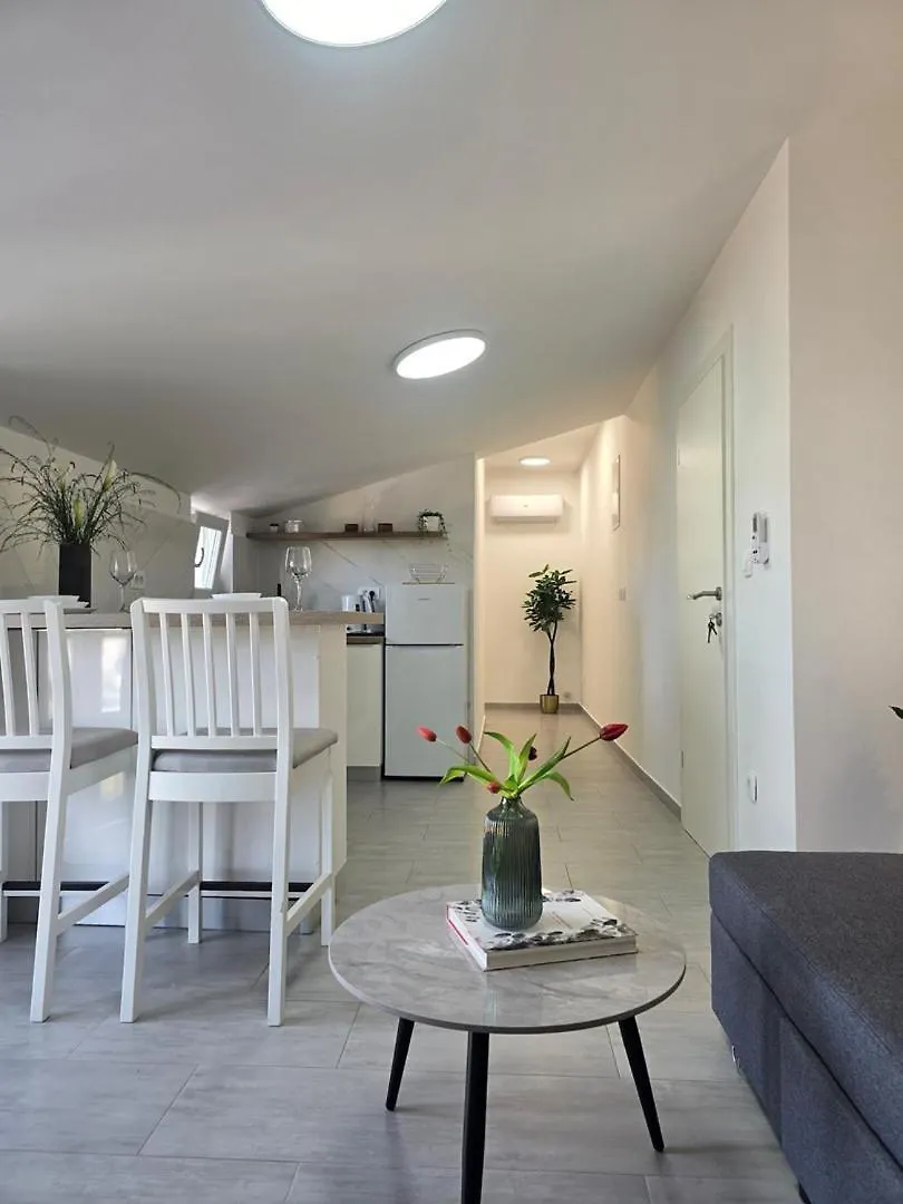 Holiday apartments by the sea Funtana 0*,